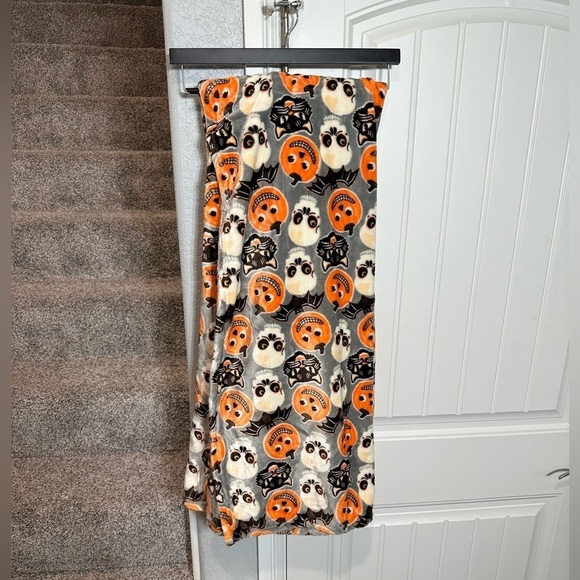 NWT homegoods Cynthia Rowley Vintage style Halloween plush throw blanket - Picture 2 of 4